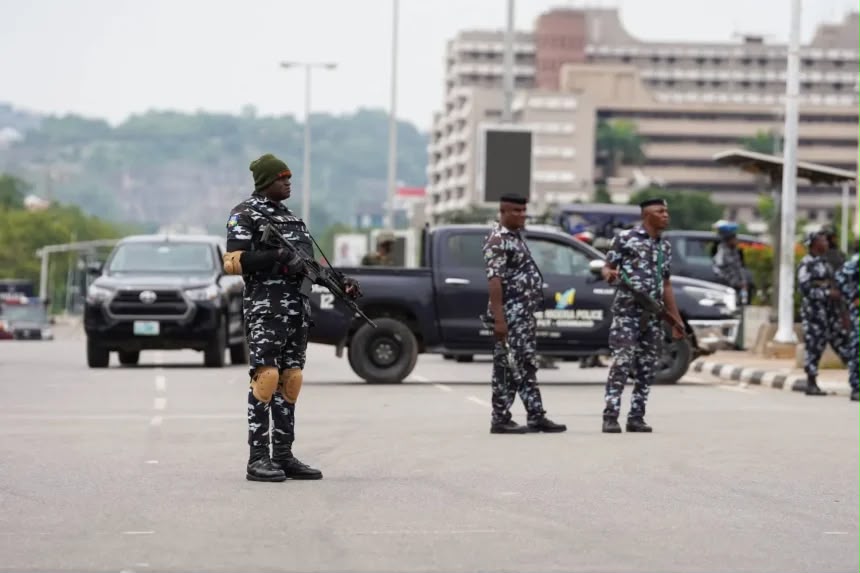 Des policiers nigérians armés sur une route devant un véhicule de police, photo d'archives