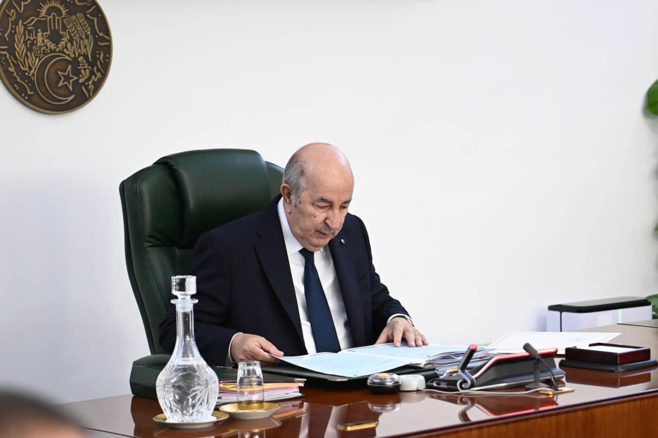 Le président algérien Abdelmadjid Tebboune consultant des documents à son bureau, photo d'archives
