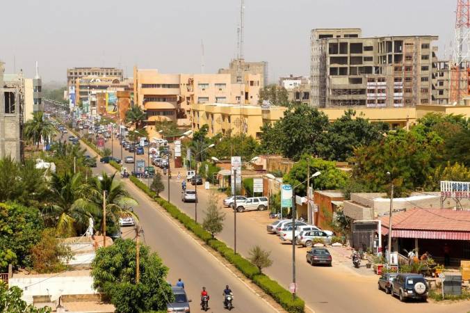 Vue d'une grande avenue arborée du centre de Ouagadougou, photo d'archives