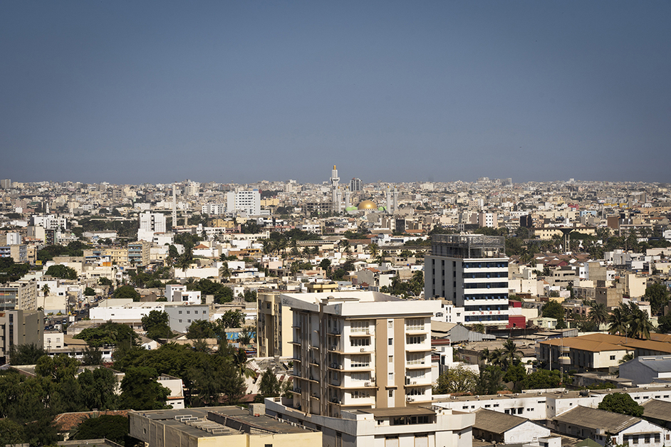 Vue générale de Dakar avec ses immeubles blancs, un minaret et le dôme d'une mosquée à l'horizon, photo d'archives