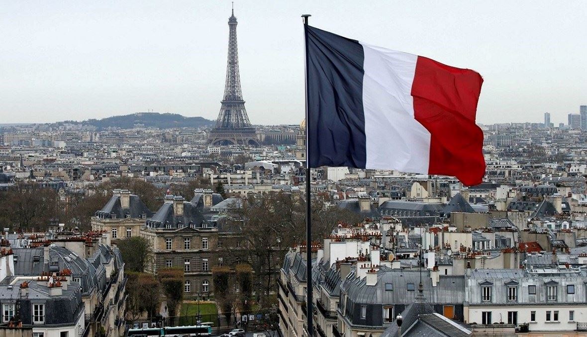 Vue générale de Paris avec la tour Eiffel et un drapeau français au premier plan, photo d'archives