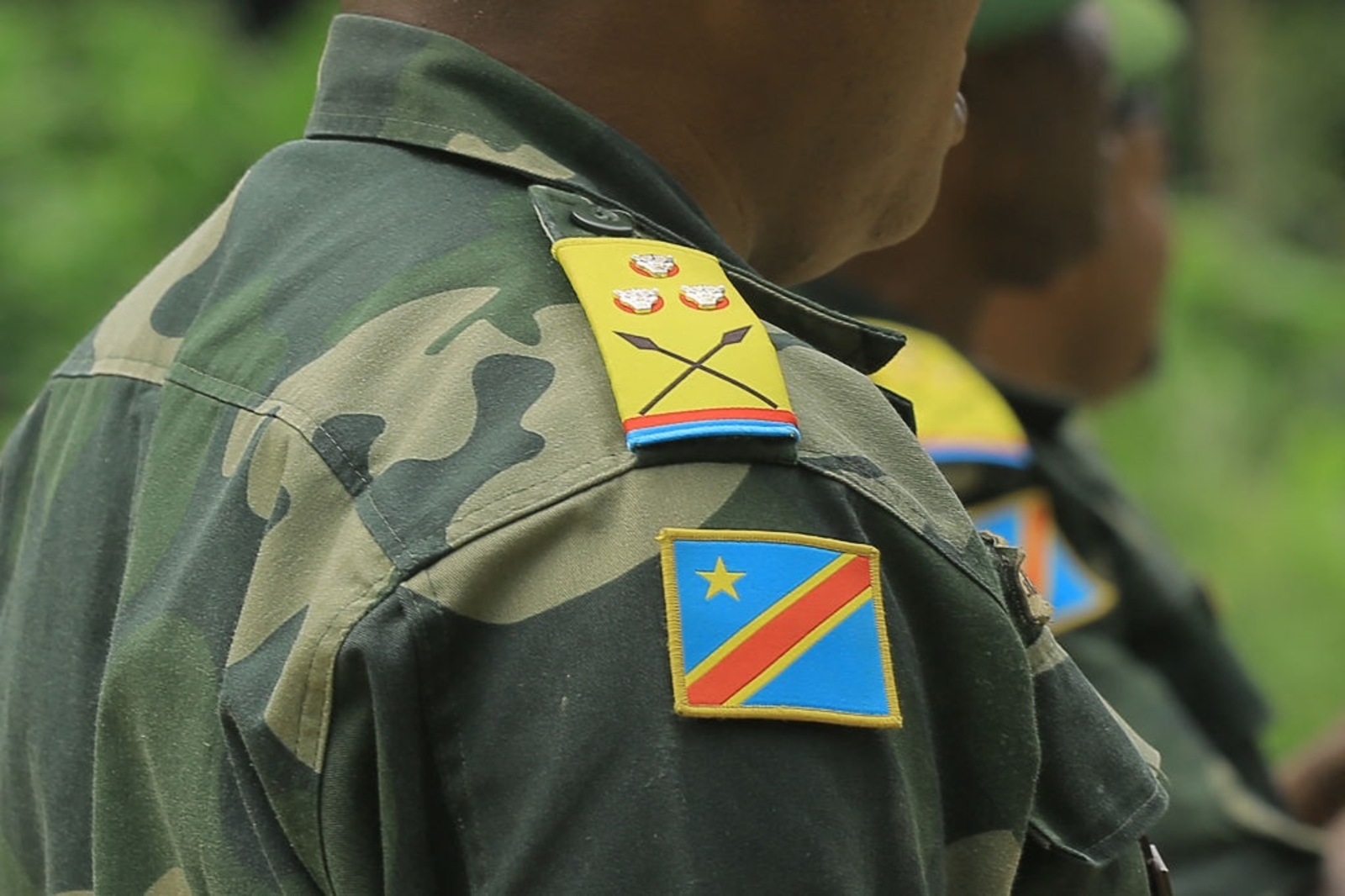 Épaule d'un officier en treillis camouflé portant ses galons et l'écusson du drapeau de la RDC, photo d'archives