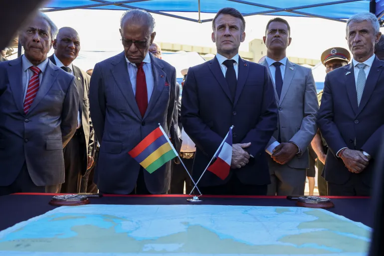 Des responsables mauriciens et français devant une table portant les drapeaux de Maurice et de la France et une carte marine, photo d'archives