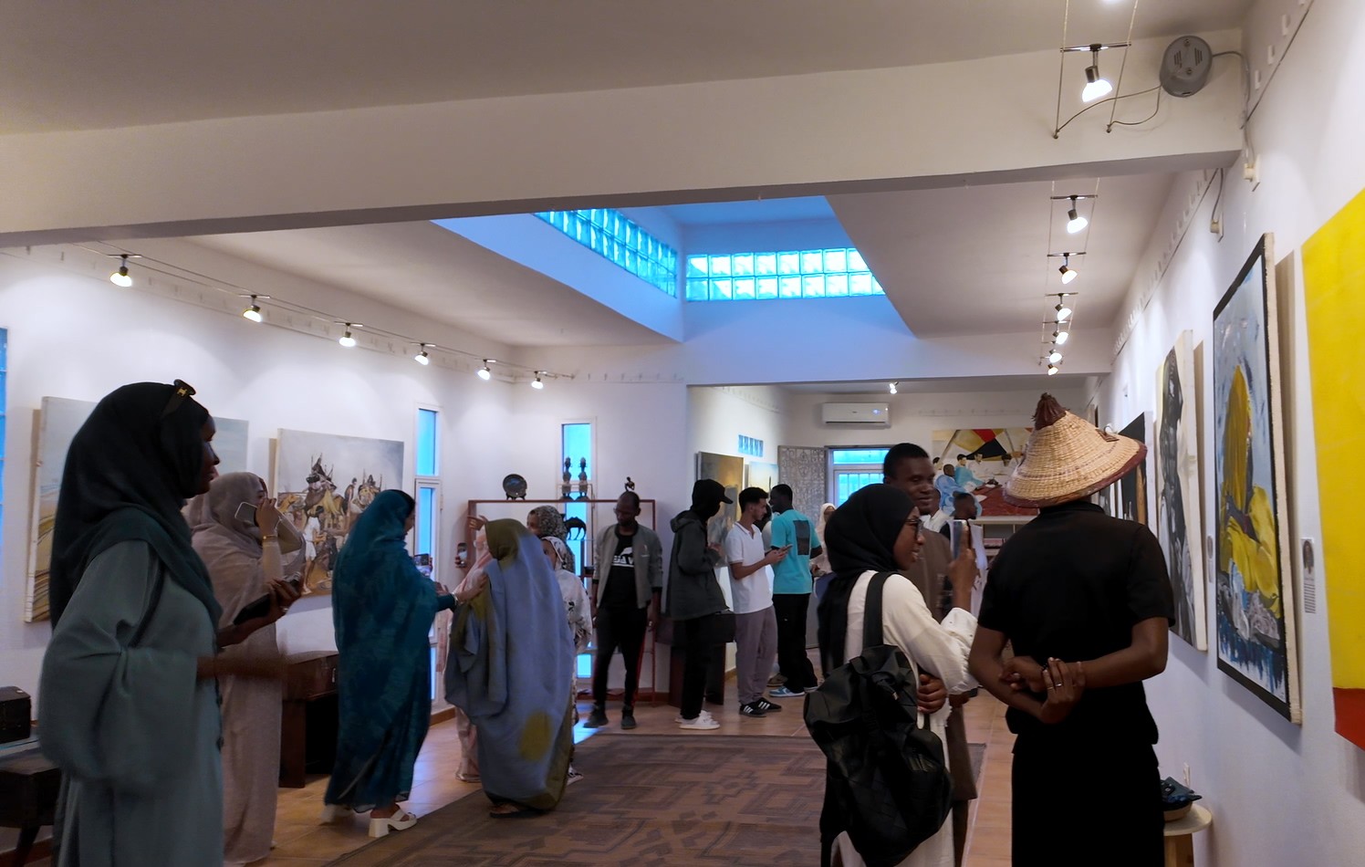 Visiteurs de l'exposition à Nouakchott