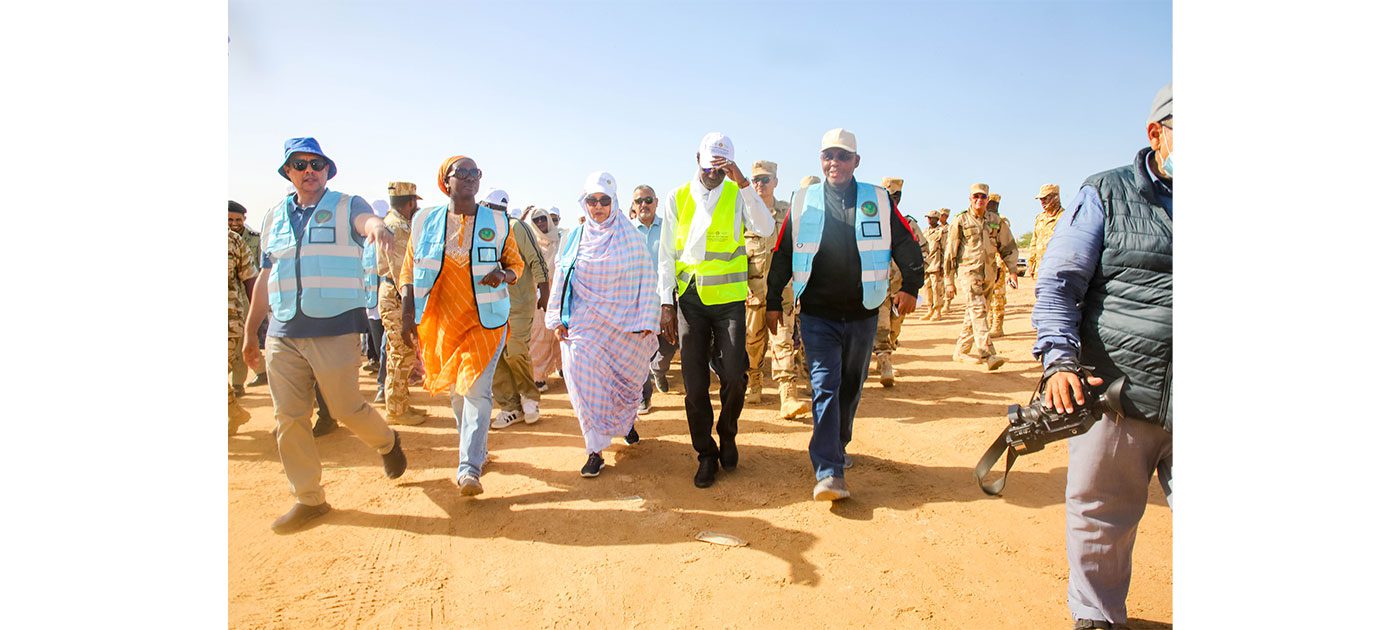 Des bénévoles nettoient une plage de Nouakchott