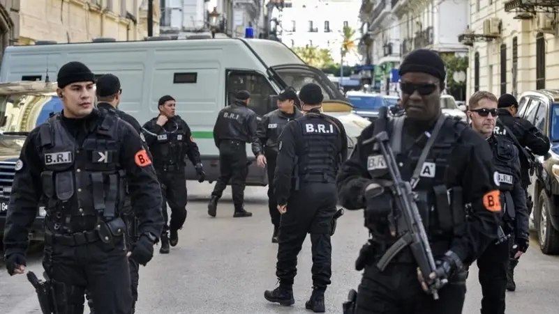 Des agents de la brigade de recherche et d'intervention de la police algérienne dans une rue près d'un fourgon, photo d'archives