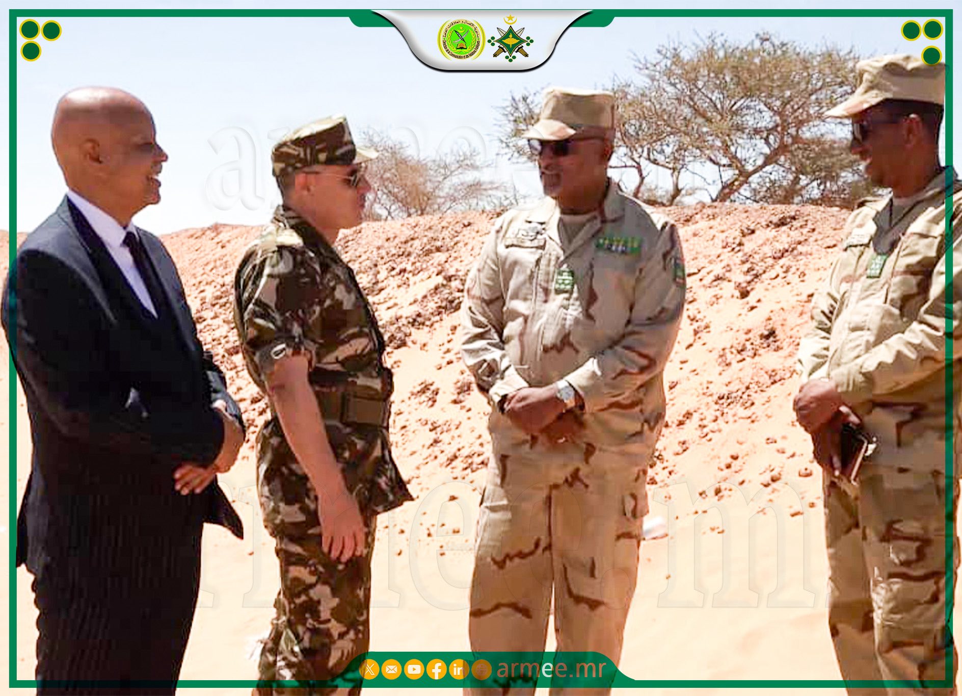 Des officiers mauritaniens et algériens discutent dans une zone désertique