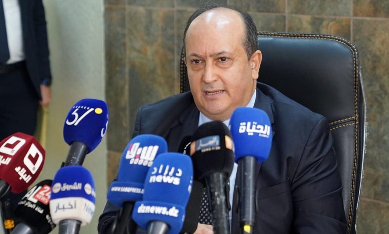 Le Premier ministre algérien Sifi Ghrieb s'exprime devant des micros de médias
