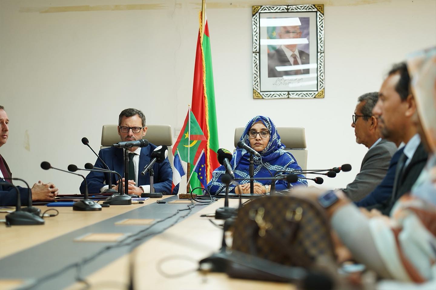 Une ministre et un ambassadeur lors d'une réunion de signature d'un financement environnemental à Nouakchott