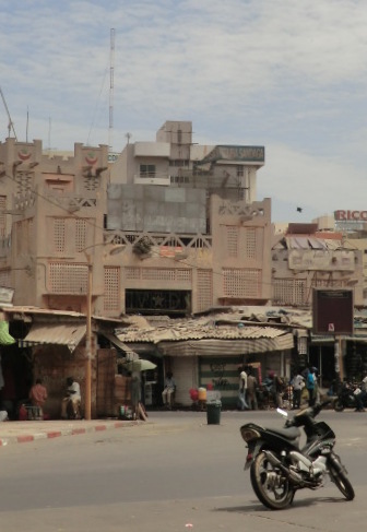 Photographie d'archives du marché Sandaga à Dakar, prise le 18 mai 2013, et non du commissariat ou du décès rapporté.