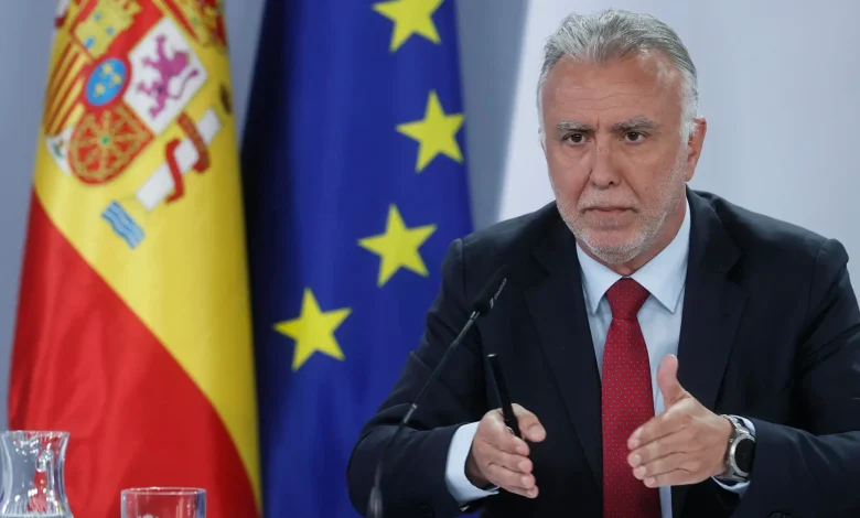 Ángel Víctor Torres s'exprime lors d'une conférence de presse devant les drapeaux espagnol et européen