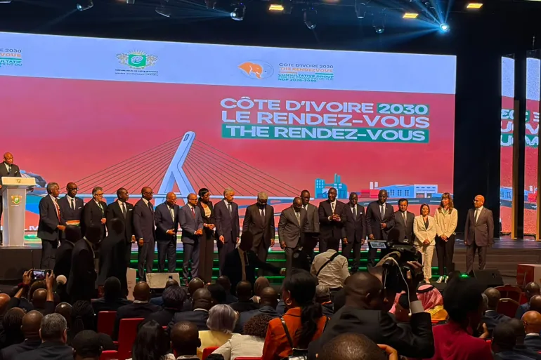 Des responsables sur une scène devant un écran affichant Côte d'Ivoire 2030 lors d'une réunion à Abidjan, photo d'archives