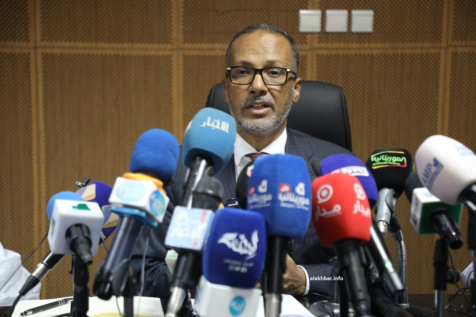 Le président du patronat mauritanien s'exprime devant des micros de médias
