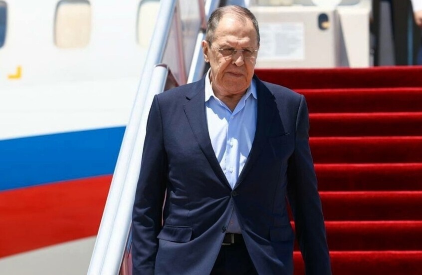 Le ministre russe des Affaires étrangères Sergueï Lavrov descend d'un avion sur un tapis rouge, photo d'archives