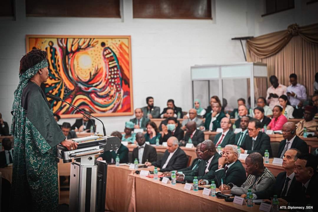 Aïssata Tall Sall s'exprimant à un pupitre devant des ambassadeurs et diplomates à Dakar