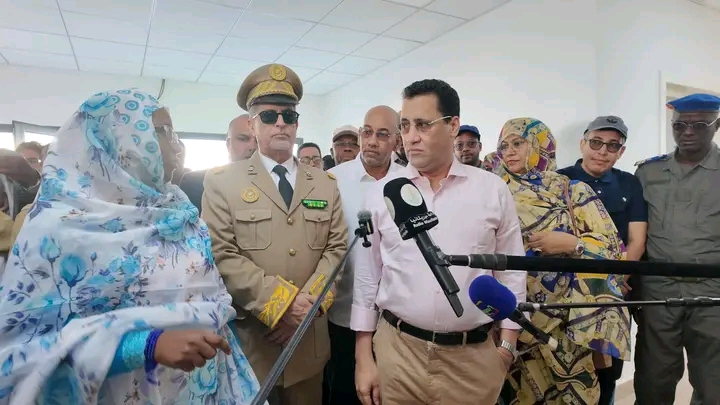 Le Premier ministre Mokhtar Ould Djay entouré de responsables lors d'une visite de terrain à Nouakchott