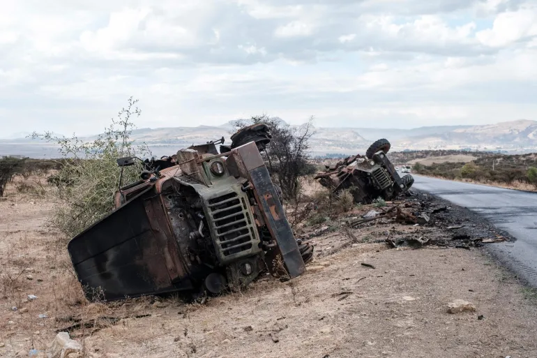 Carcasses de véhicules militaires brûlés et renversés au bord d'une route en zone montagneuse dans le nord de l'Éthiopie, photo d'archives
