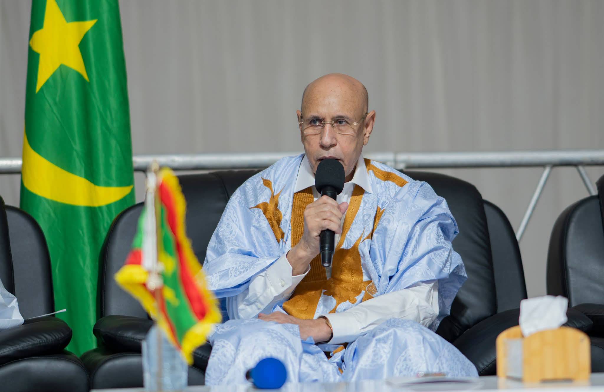 Le président Mohamed Ould Cheikh El Ghazouani s'exprime lors d'une rencontre officielle devant le drapeau mauritanien, photo d'archives