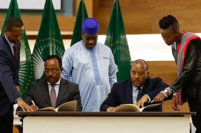 Les représentants du gouvernement éthiopien et du TPLF signent l'accord de paix de Pretoria en présence de médiateurs de l'Union africaine