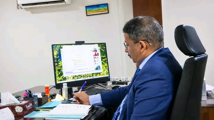 Un ministre suit une réunion par visioconférence depuis son bureau