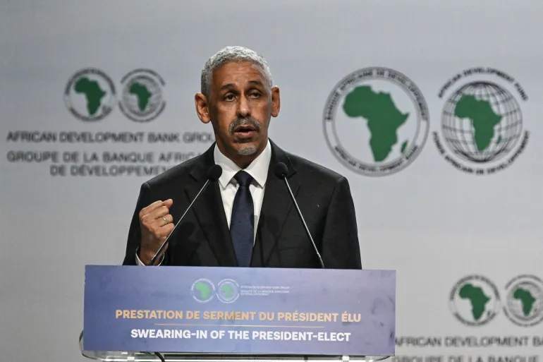 Sidi Ould Tah s'exprime à la tribune devant les logos de la Banque africaine de développement