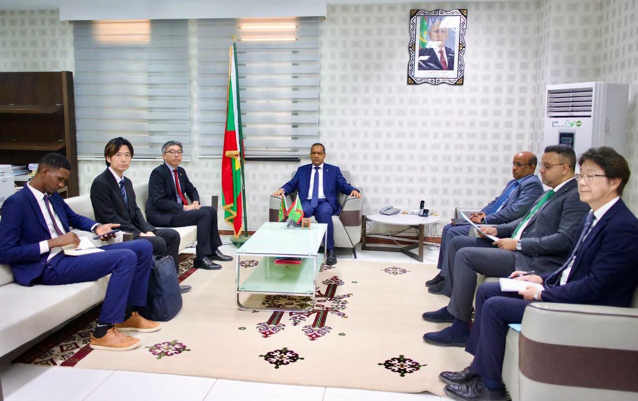 Le ministre mauritanien de l'Économie reçoit l'ambassadeur japonais et sa délégation dans son bureau