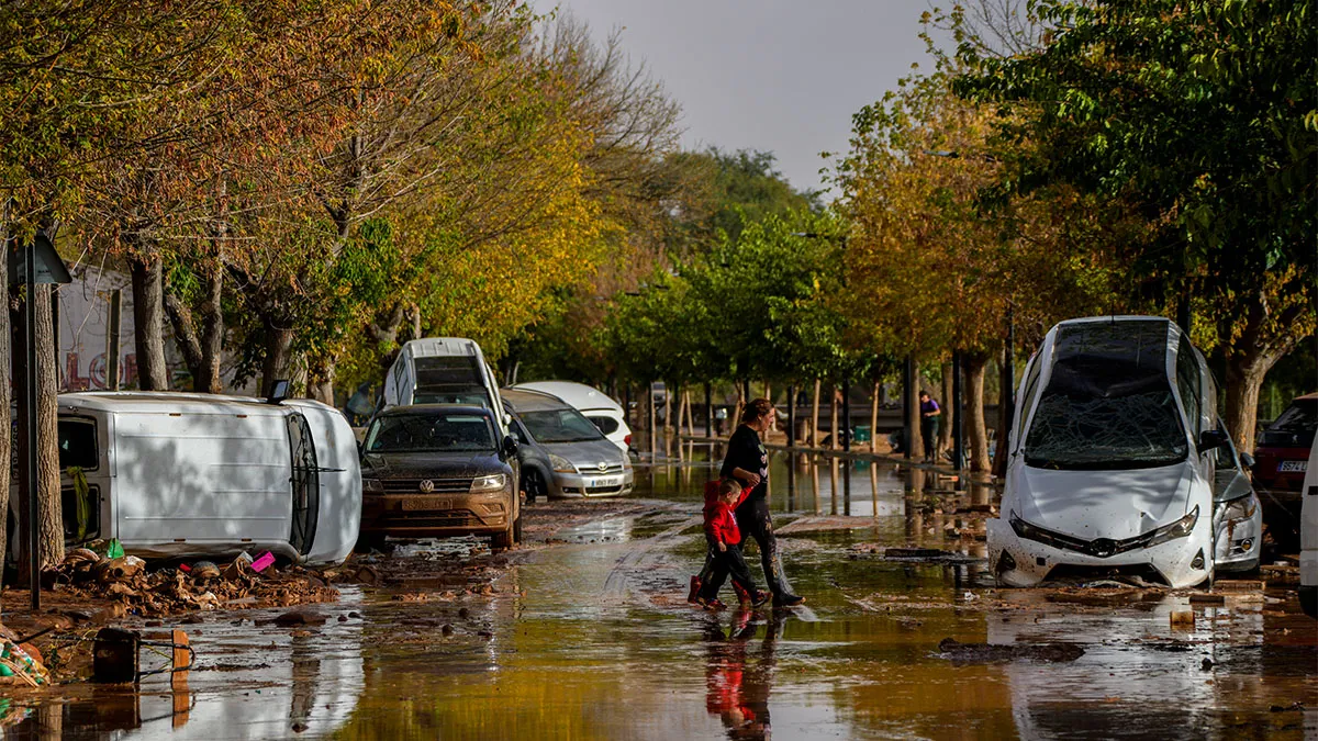 Des voitures endommagées et renversées dans une rue inondée et boueuse après les inondations de Valence en 2024, photo d'archives