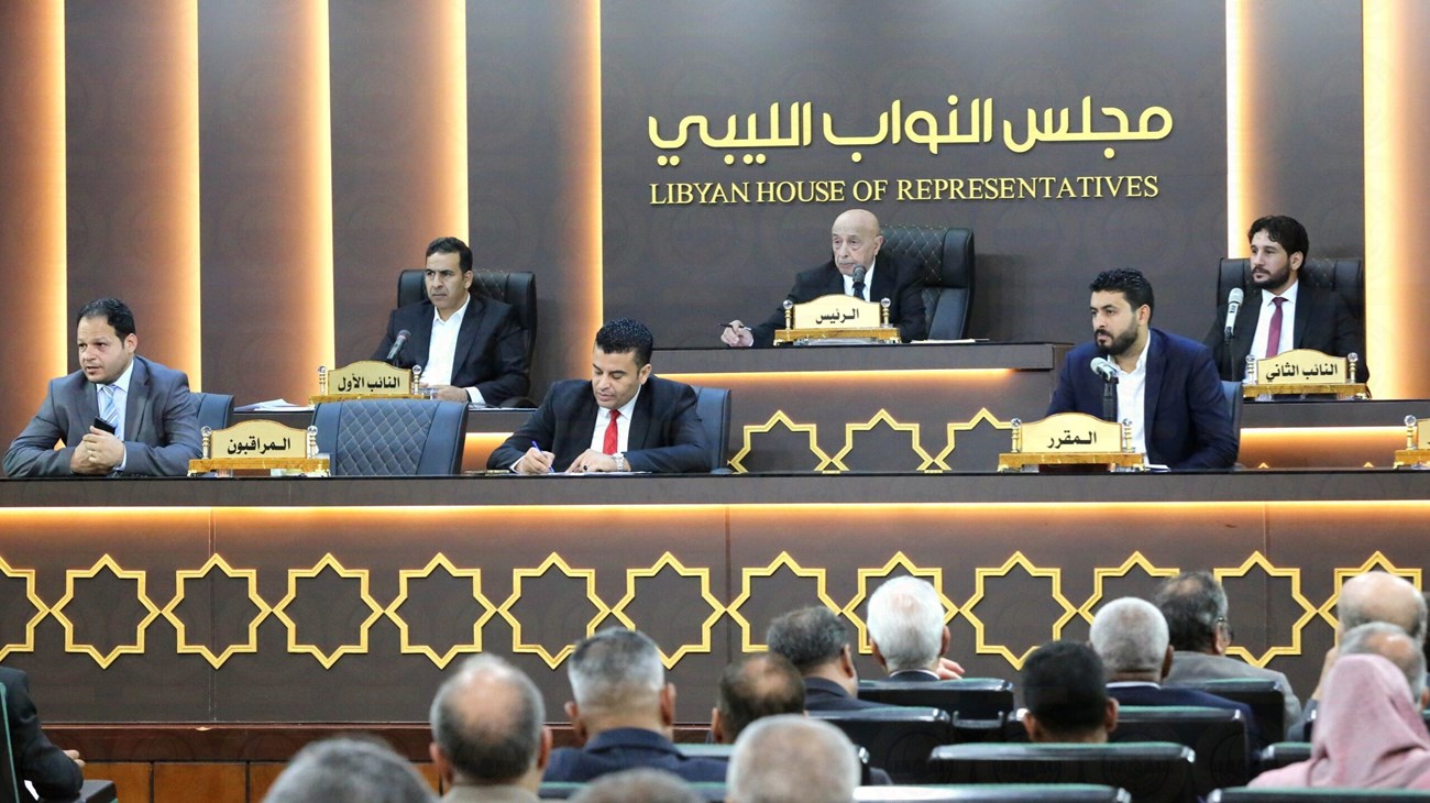 Le bureau de la Chambre des représentants libyenne à la tribune lors d'une séance antérieure, face aux députés, photo d'archives