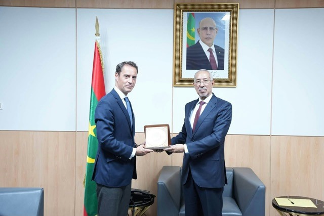 Le représentant de l'OTAN échange une plaque avec un responsable mauritanien à Nouakchott