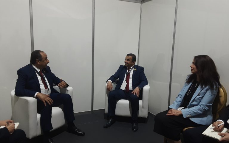 Le ministre algérien Mohamed Arkab assis au centre lors d'une rencontre bilatérale, photo d'archives