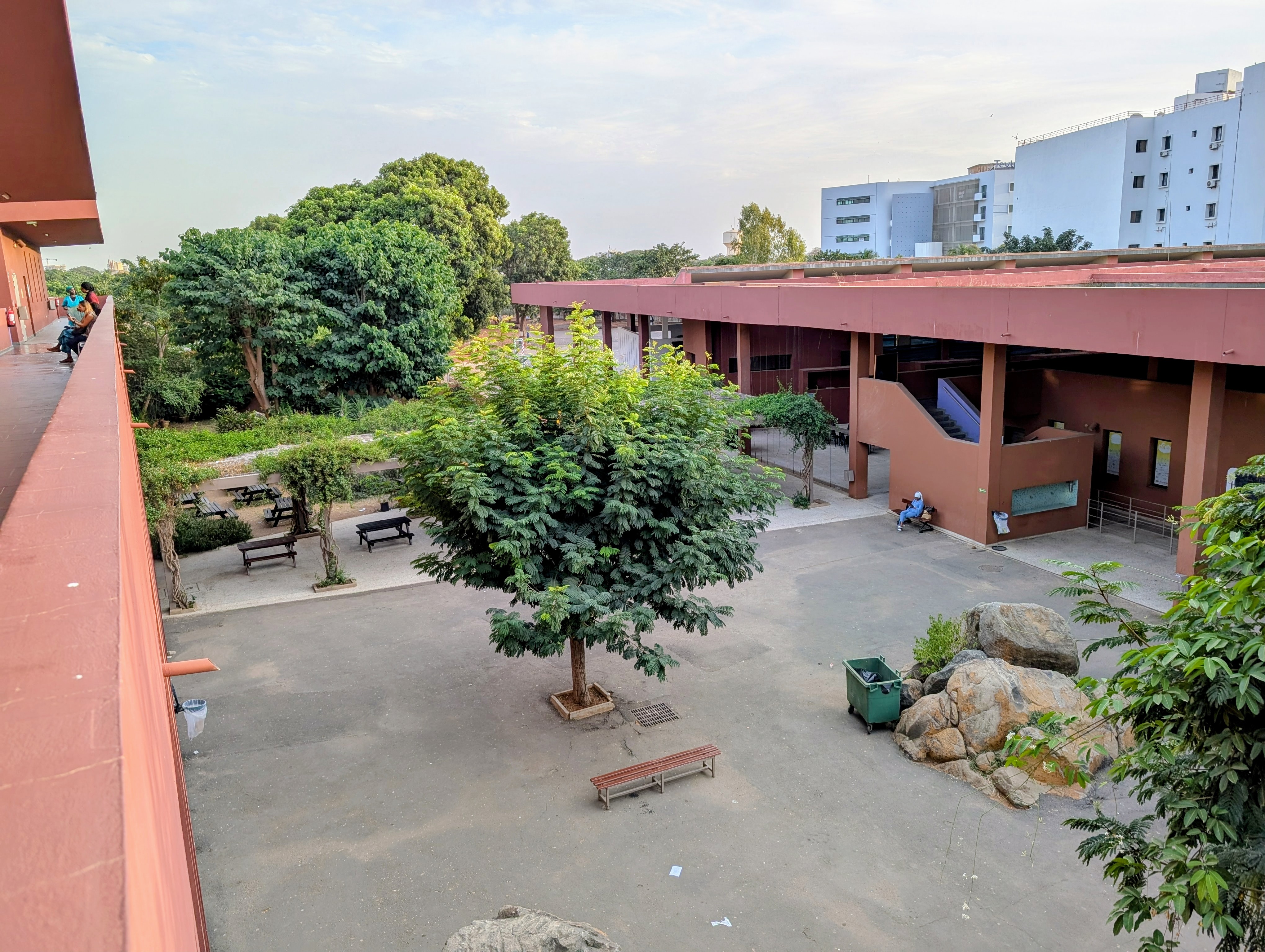 Archives : lycée français Jean-Mermoz à Dakar, photographié le 9 décembre 2024. Ce n'est ni une école citée dans le reportage ni une image des inondations actuelles.