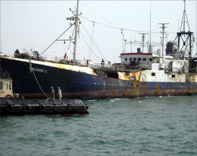 Un navire de pêche industrielle amarré dans un port mauritanien