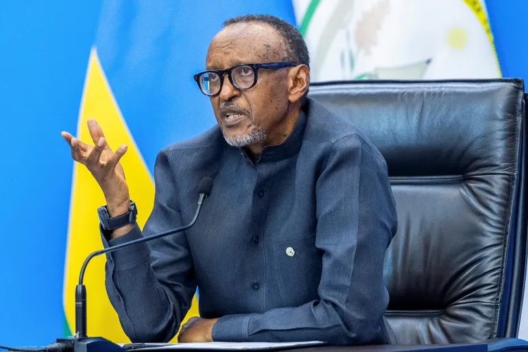 Le président rwandais Paul Kagame s'exprime devant le drapeau rwandais