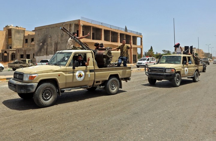Deux pick-up armés transportant des militaires dans une rue de l'ouest libyen, photo d'archives