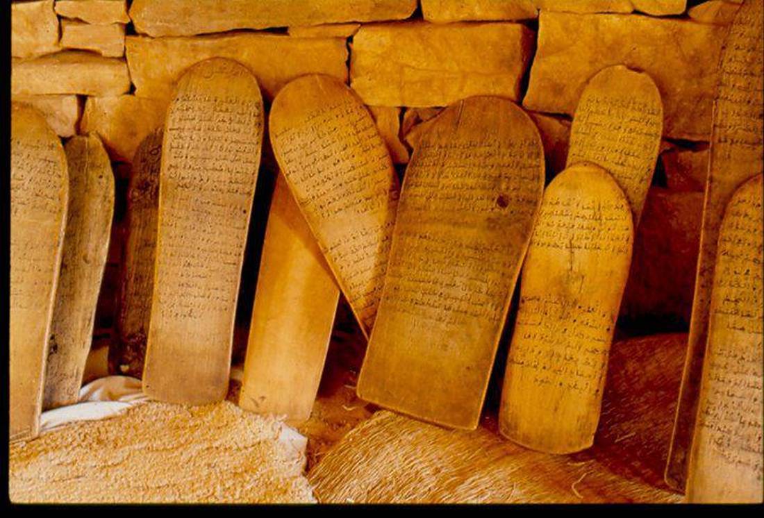 Des planchettes en bois traditionnelles des mahadras mauritaniennes couvertes d'écriture arabe