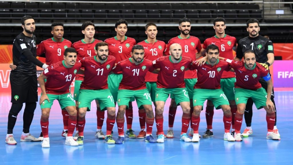 Les joueurs de l'équipe du Maroc de futsal en maillot rouge et short vert posent pour une photo d'équipe en salle, photo d'archives