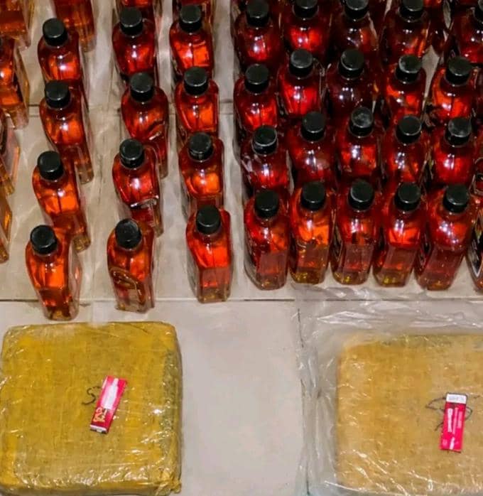 Des bouteilles d'alcool et des paquets de drogue saisis par la gendarmerie à Boghé