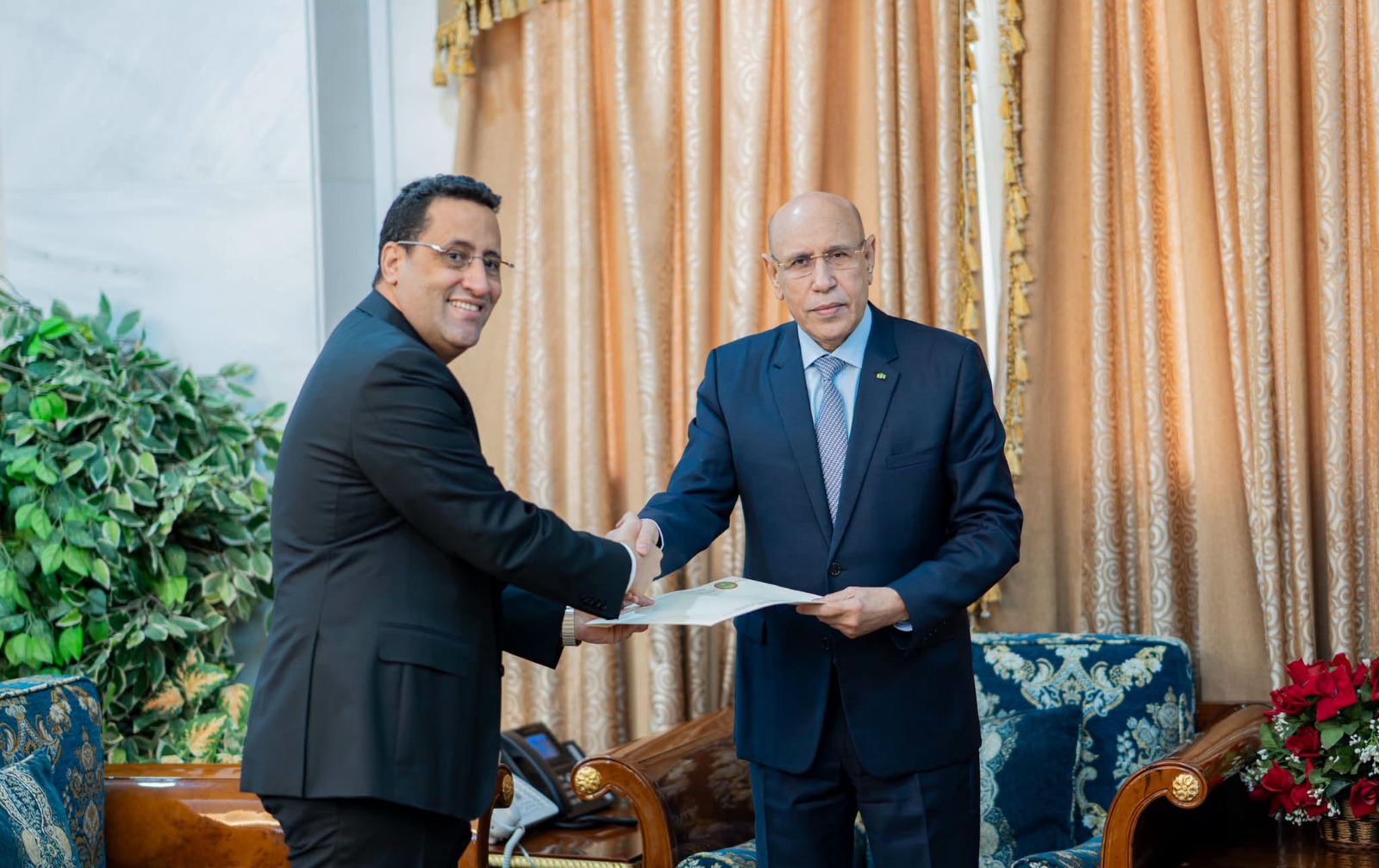 Le Premier ministre Mokhtar Ould Djay remet un document au président Mohamed Ould Cheikh El Ghazouani