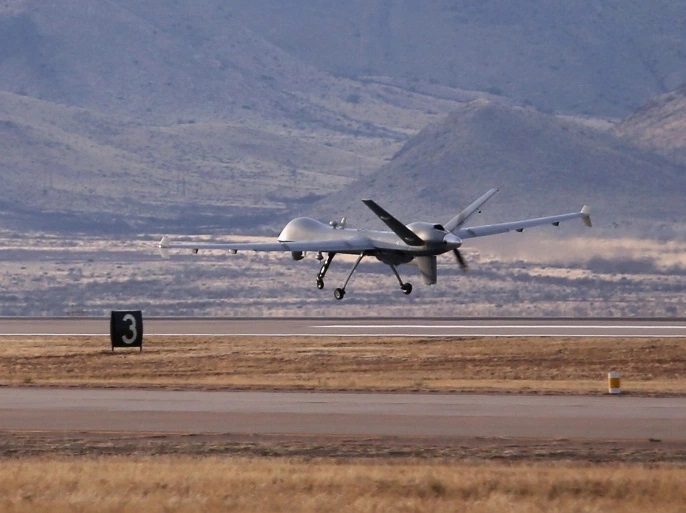Un drone militaire décollant d'une piste dans une zone montagneuse, photo d'archives