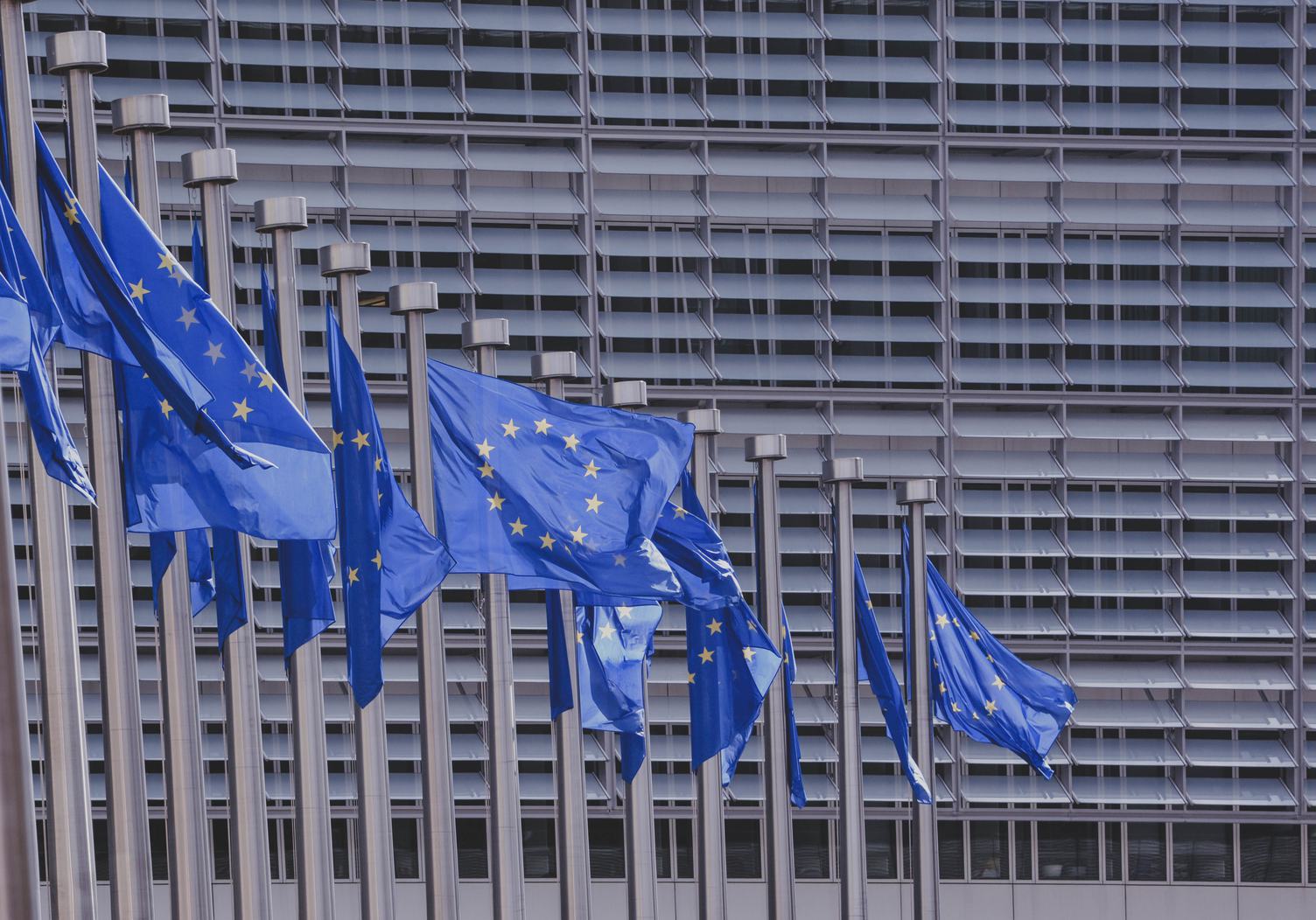 Une rangée de drapeaux de l'Union européenne devant la façade de la Commission européenne à Bruxelles, photo d'archives