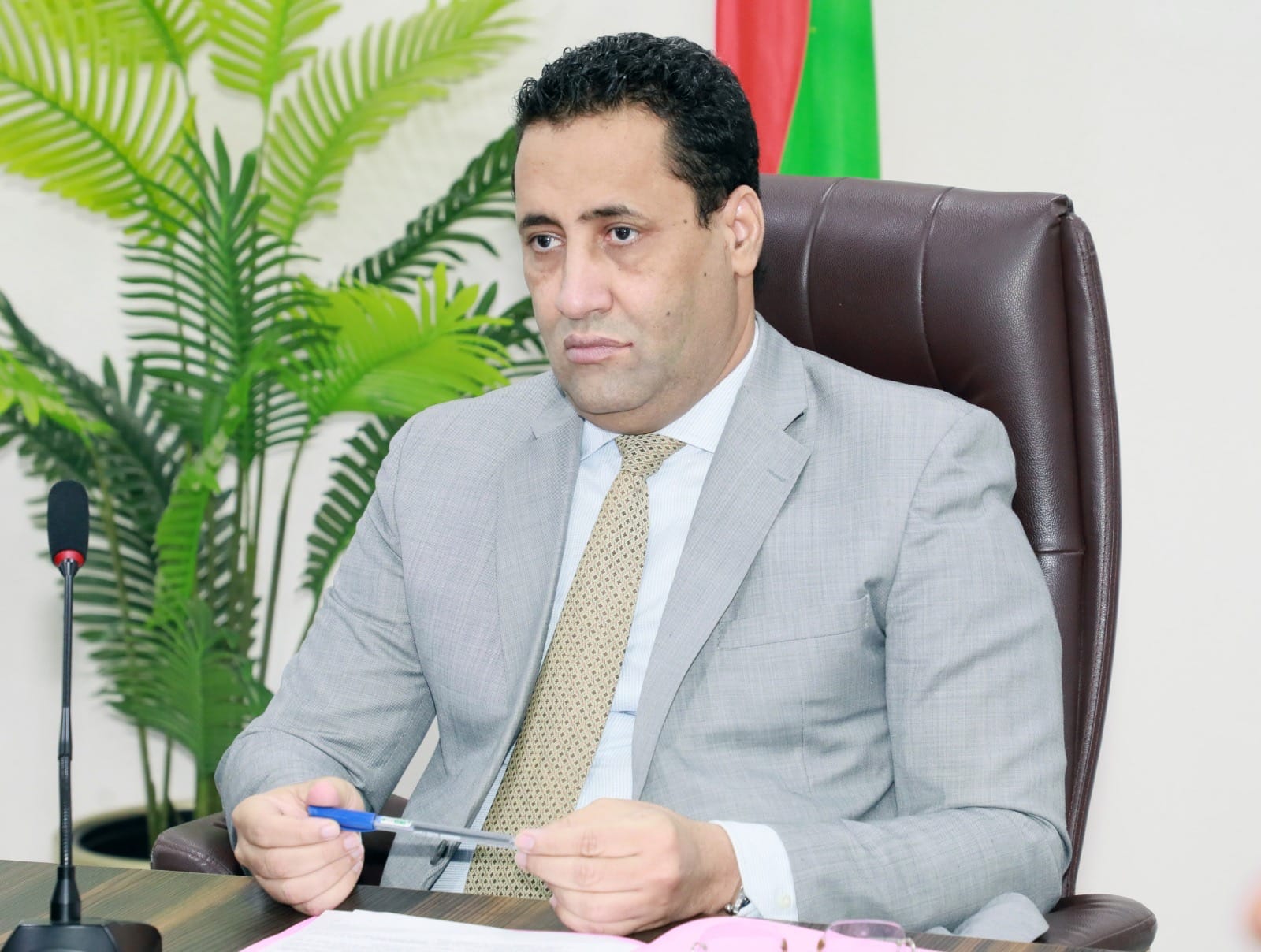 Le Premier ministre assis à son bureau devant le drapeau mauritanien