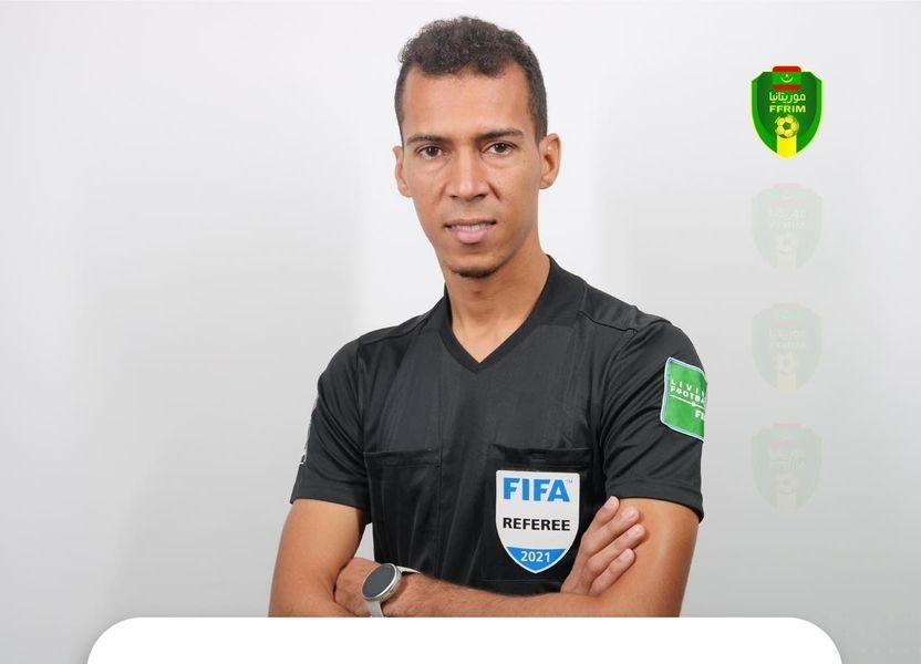 L'arbitre mauritanien Dahane Beida en tenue d'arbitre FIFA