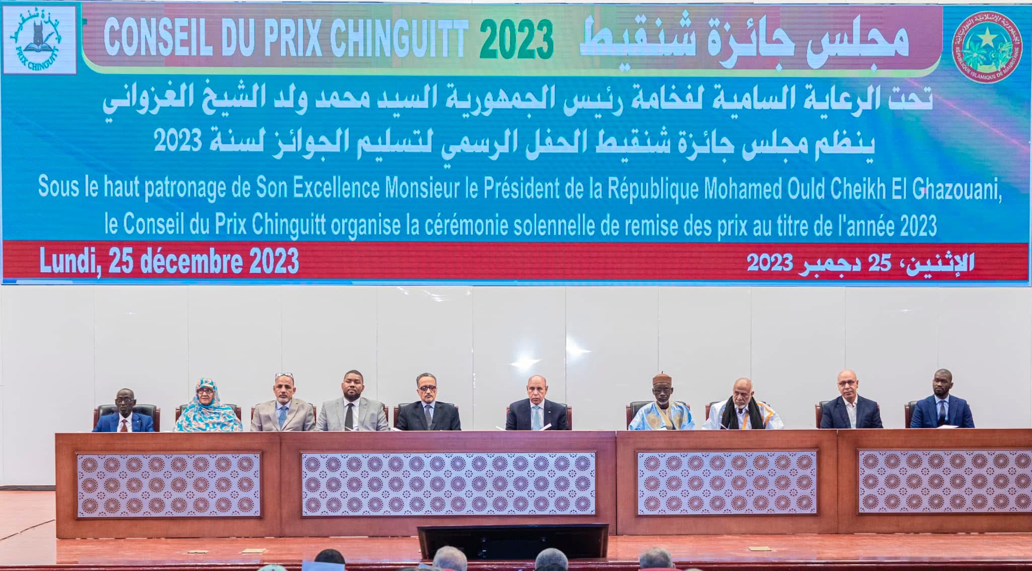 La tribune de la cérémonie du Prix Chinguitt 2023 sous la banderole du Conseil
