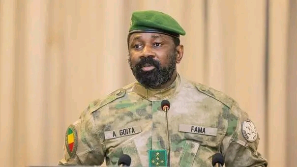 Le général Assimi Goïta en tenue militaire et béret vert devant un micro, photo d'archives