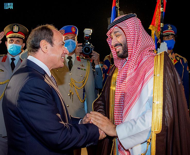 Le président égyptien Abdel Fattah al-Sissi serre la main du prince héritier saoudien Mohammed ben Salmane devant une garde d'honneur, photo d'archives de juin 2022