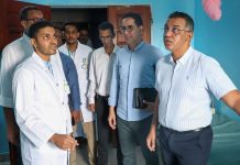Le ministre de la Santé inspecte le centre de santé de Timbadgha et insiste sur l'amélioration des services et le développement de la distribution des médicaments