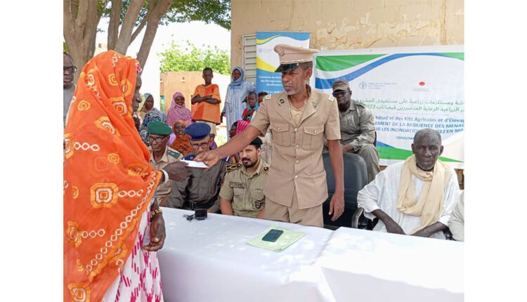 Wilaya du Brakna : Distribution d’un millier de petits ruminants, de matériel et de semences aux familles de cultivateurs touchées par les inondations de 2022 à M’Bagne