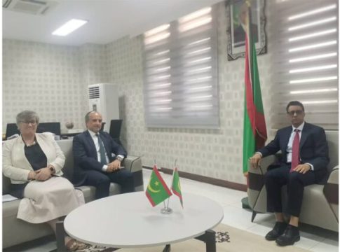 Le secrétaire général du ministère de l'Agriculture, Ahmed Salem Ould Elaraby, a reçu lundi 10.000 plants achetés par le ministère pour soutenir les producteurs de dattes dans les wilayas oasiennes. Selon le ministère, ce lot est composé de 6.000 plants de la variété "Moujouleh" et de 4.000 plants de la variété "Berhi", qui sont des variétés de haute qualité qui permettront aux producteurs de dattes d'augmenter la valeur marchande de leur produit, selon le ministère. Cette quantité sera distribuée aux producteurs dans les wilayas oasiennes, a indiqué le secrétaire général du ministère, ajoutant que le Laboratoire national des maladies du palmier à Attar est en mesure de produire des plants et qu'avant la fin de cette année, une quantité d'entre eux sera distribuée par le laboratoire. Le secrétaire général a appelé les producteurs bénéficiaires de cette opération à œuvrer pour sa réussite et à coopérer avec les services du secteur pour parvenir à une production de qualité et compétitive sur le marché