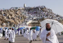 Les pèlerins continuent d'arriver à Arafat pour accomplir le grand pilier du Hajj.
