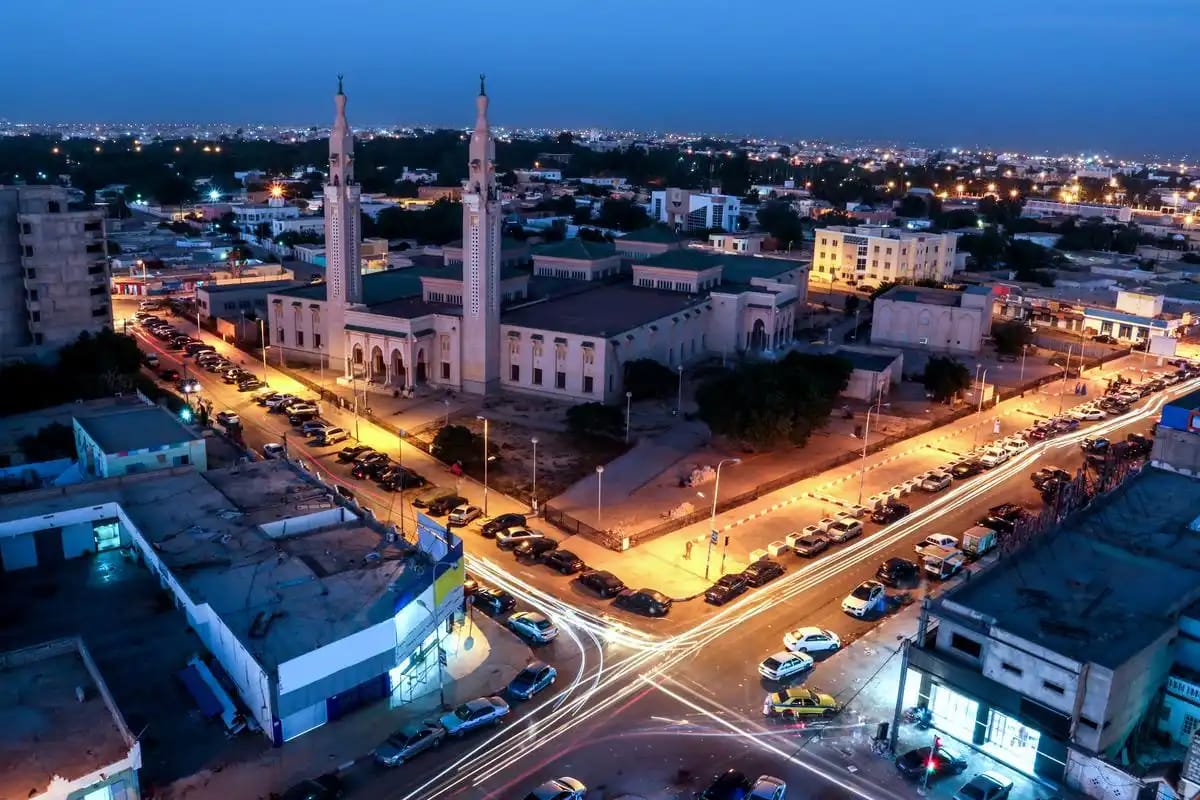 Vue urbaine au crépuscule, avec une mosquée et des rues